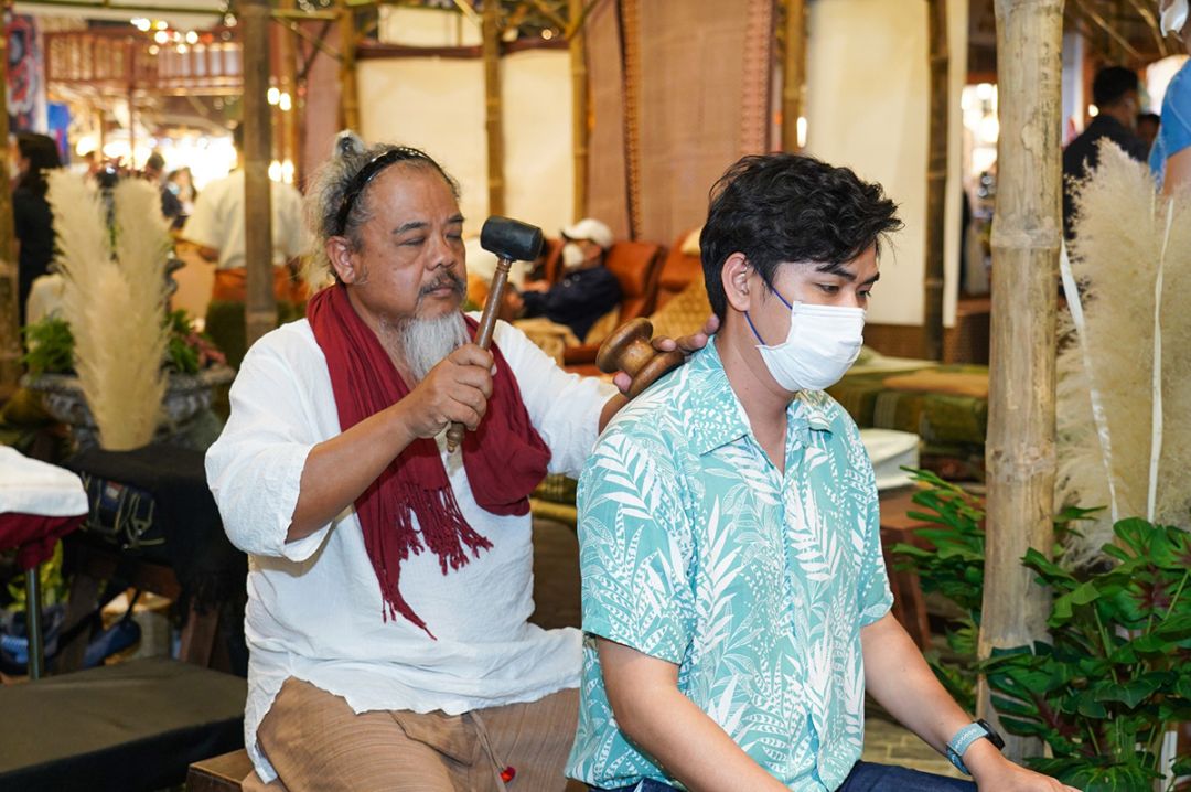 ‘หมอยา ท่าสุขสยาม’ สืบสานศาสตร์และศิลป์ ‘นวดไทย’ รักษาโรค