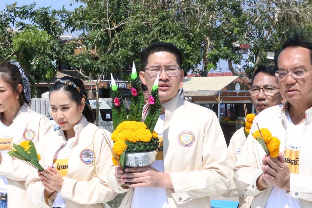 ‘ไทยศรีวิไลย์’ นั่งสกายแลป บุกหาชาวนครพนม ส่ง 2 ว่าที่ผู้สมัครฯ ลงชิงชัย ชูโครงการรับประกันชีวิต