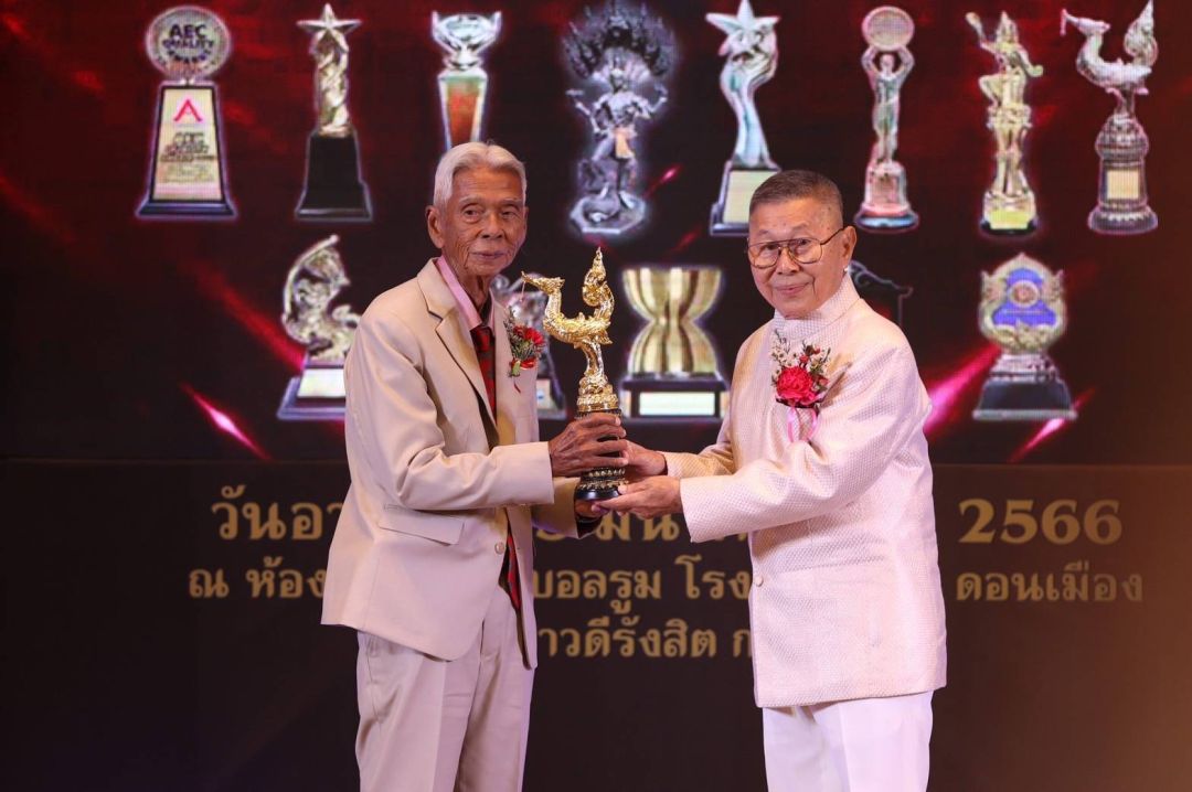 'ฉลอง ภักดีวิจิตร'เข้ารับรางวัล 'คนไทยตัวอย่าง'ครั้งที่ ๑๐ ประจำปี ๒๕๖๖ (คนทำดีต้นแบบสังคมแห่งปี)