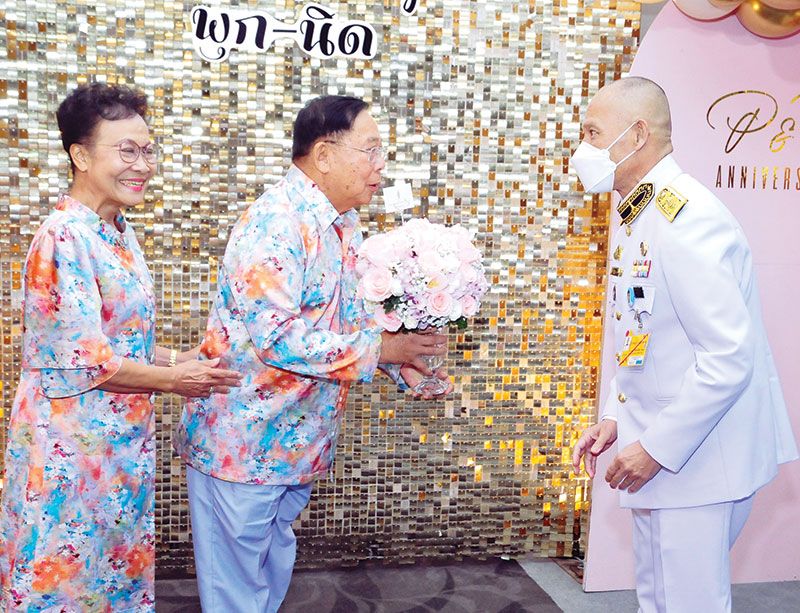 ชื่นมื่นฉลอง 50 ปีแห่งชีวิตคู่ พล.อ.อ.อนุพันธ์-ผศ.วรลักษณ์ สนิทวงศ์ ณ อยุธยา