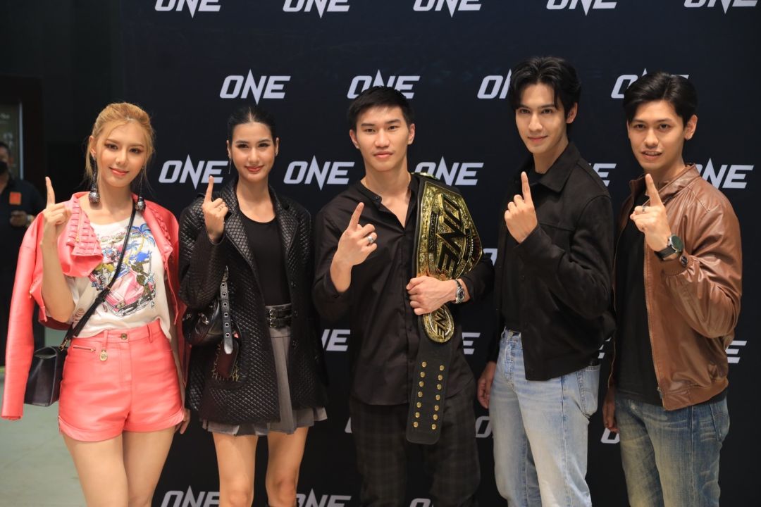 ซุปตาร์ 7HD 'ขวัญ อุษามณี - เอส กันตพงศ์'พร้อมคนดัง สุดทึ่ง ! ONE ลุมพินี พลิกโฉมมวยไทยสุดอลังการ ร่วมเชียร์นักสู้กระหึ่มสังเวียนผ้าใบ