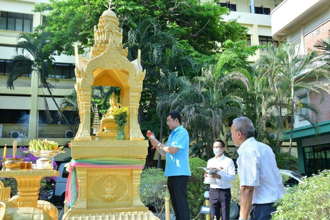 'ดร.พงศ์ไท ไทโยธิน'สักการะสิ่งศักดิ์สิทธิ์ในโอกาสเข้ารับตำแหน่งรองอธิบดีกรมวิชาการเกษตร