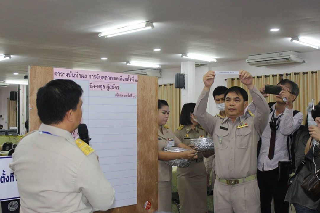 ผู้สมัครทั้งหน้าเก่า-หน้าใหม่แห่ยื่นใบสมัครชิงเก่าอี้ ส.ส.แพร่วันแรกคึกคัก