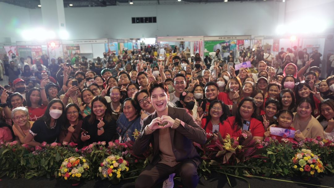 ‘เต๋า เศรษฐพงศ์’ ร่วมงานอินเตอร์ แฟนคลับหอบเค้กเซอร์ไพร์สวันเกิดล่วงหน้าสุดซึ้ง
