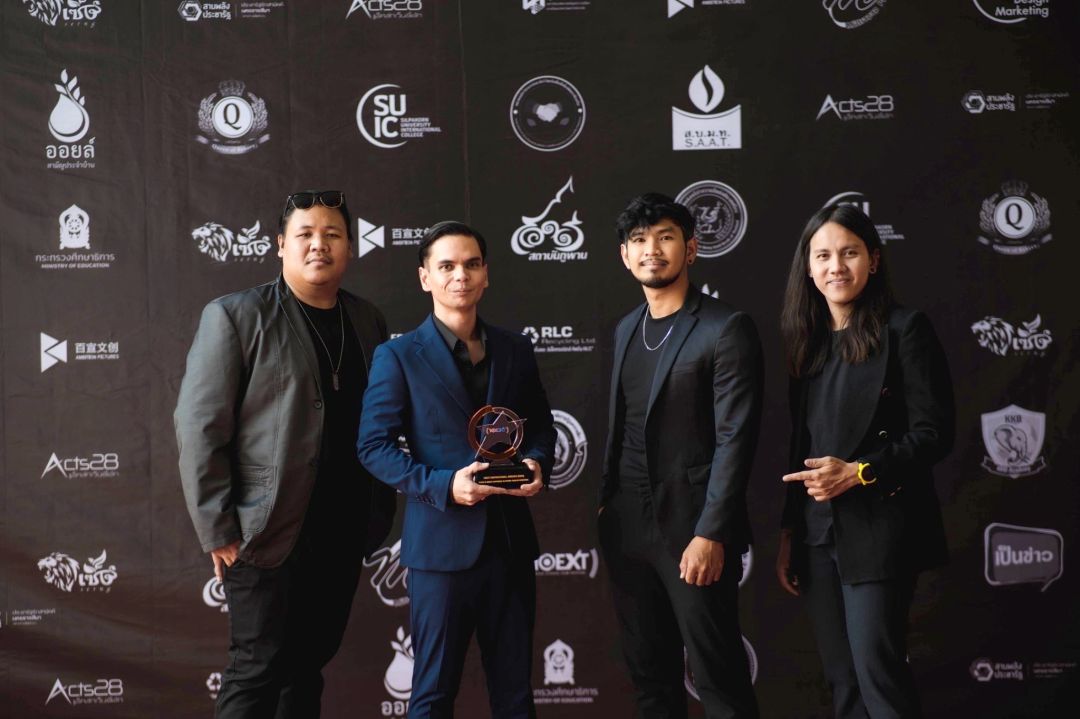 วงทรงไทย ค่ายKHAOSAN PLAYสุดปลื้ม ขึ้นรับรางวัล'The Inspirational'