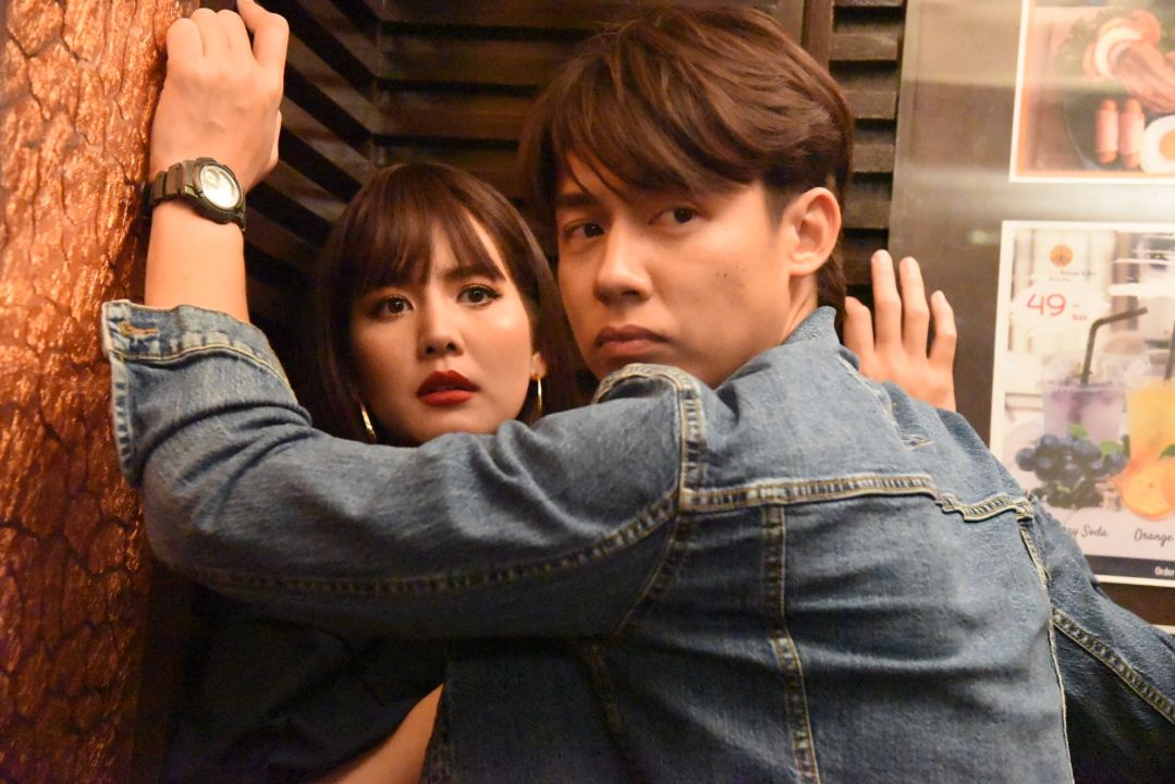 'โบว์ เมลดา'ปลอมตัว…แต่งเซ็กซี่เป็นสาวบาร์โอบกอด 'หมาก ปริญ'เห็นแล้วชวนจิ้น ใน 'ใต้เงาตะวัน'