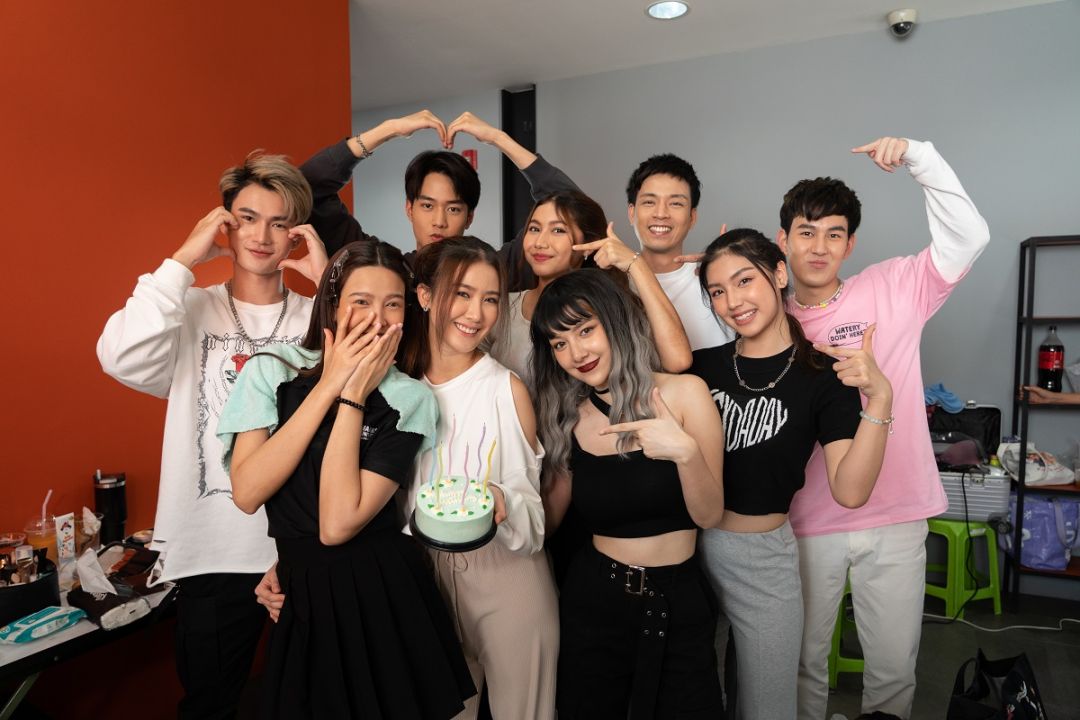 เซอร์ไพร์สวันเกิด 'นีน่า' ในกองซีรีส์ 'วัยบ้าคว้าฝัน'
