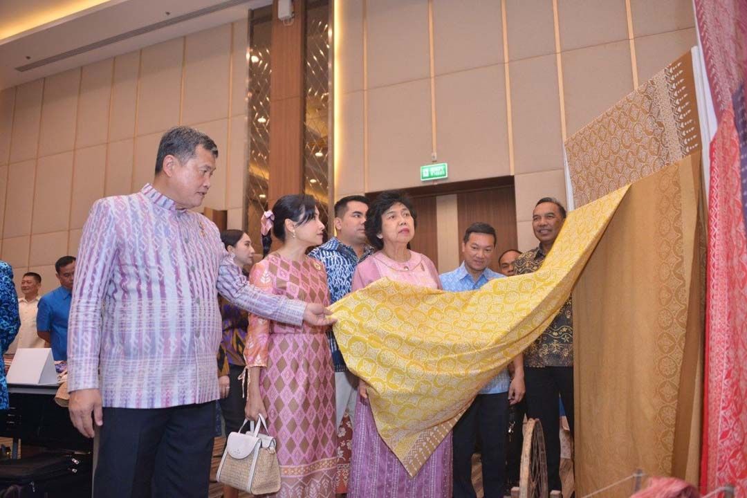 'ปลัดมท.'จับมือ'นายกแม่บ้านมหาดไทย' นำทีมผู้เชี่ยวชาญผ้าไทยโค้ชชิ่ง'ผ้าลายดอกรักราชกัญญา'