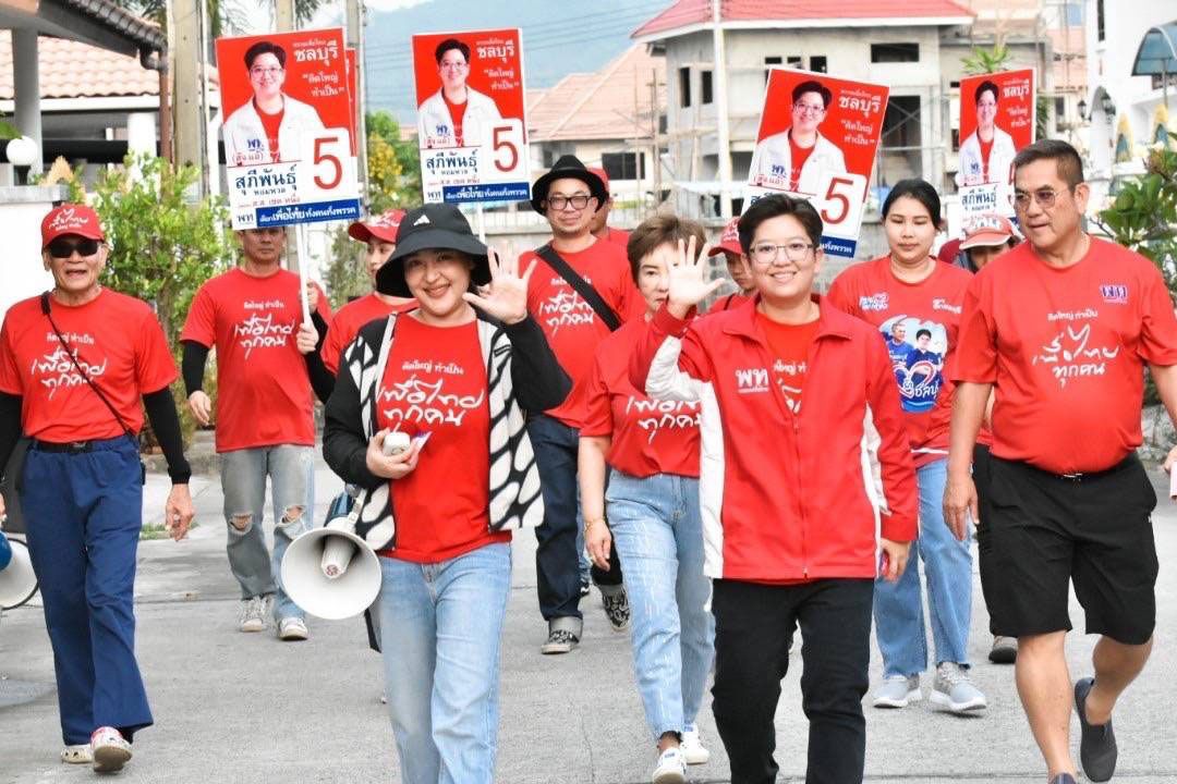 ‘สนธยา’ชวนเที่ยวสงกรานต์งานวันไหล พบเพื่อไทยเดินหาเสียงทักทายได้ทุกเขต