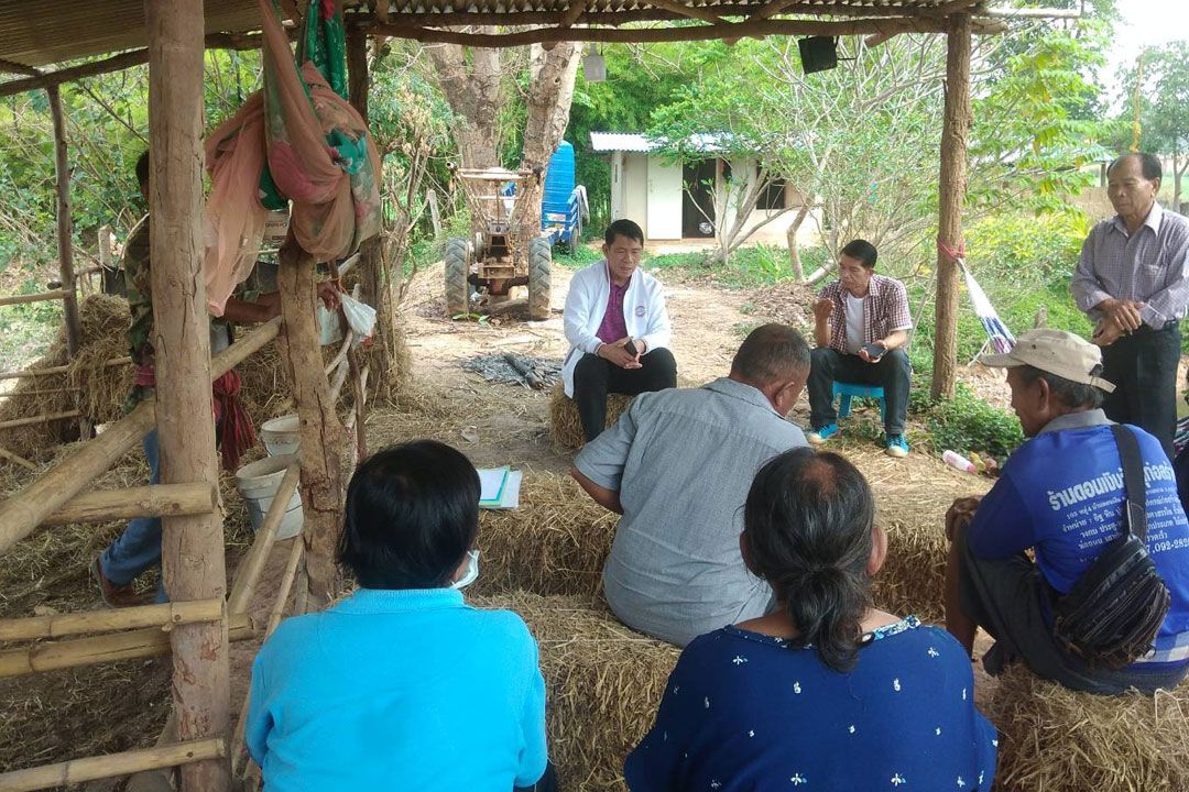 ‘พปชร.’กาฬสินธุ์ เขต 3 นั่งจับเข่าคุยขอคะแนนถึงหน้าคอกวัว-ใต้ถุนบ้าน