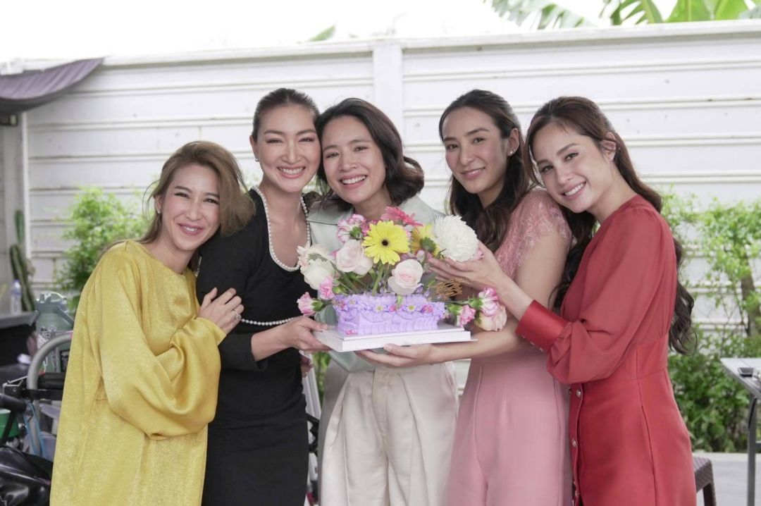 'โดนัท'แฮปปี้ถูกเซอร์ไพร์สวันเกิดในกองซีรีส์ 'HANGOUT'