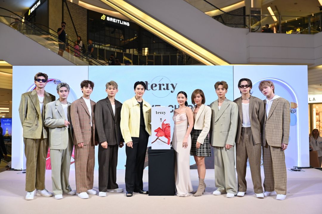 Terry ควงแขน Terry Friend’s คนล่าสุด ‘อิน – สาริน’  ร่วมแกะกล่องแพ็กเกจใหม่