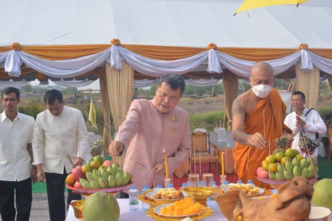 'เจ้าประคุณสมเด็จพระมหาวีรวงศ์-ปลัดมท.'ร่วมประกอบพิธียกเสาเอกเสาโท'อุโบสถวัดบางหลวงหัวป่า'