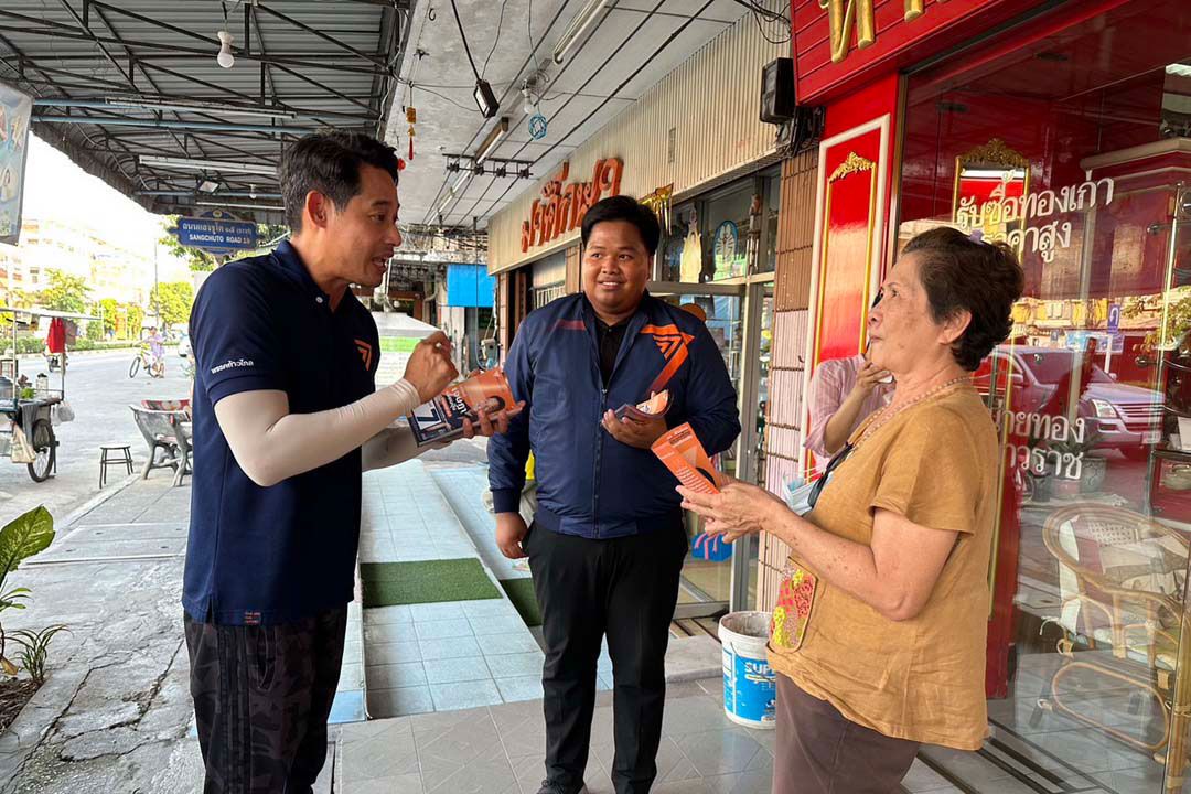 'เพชร กรุณพล'ลุยตลาดท่าเรือ ช่วยผู้สมัคร ส.ส.กาญจนบุรี พรรคก้าวไกล
