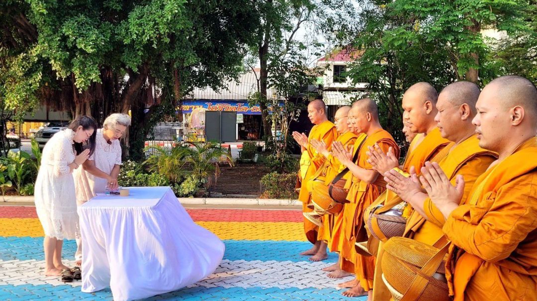 ใส่บาตรออนไลน์ รับปีใหม่ไทย