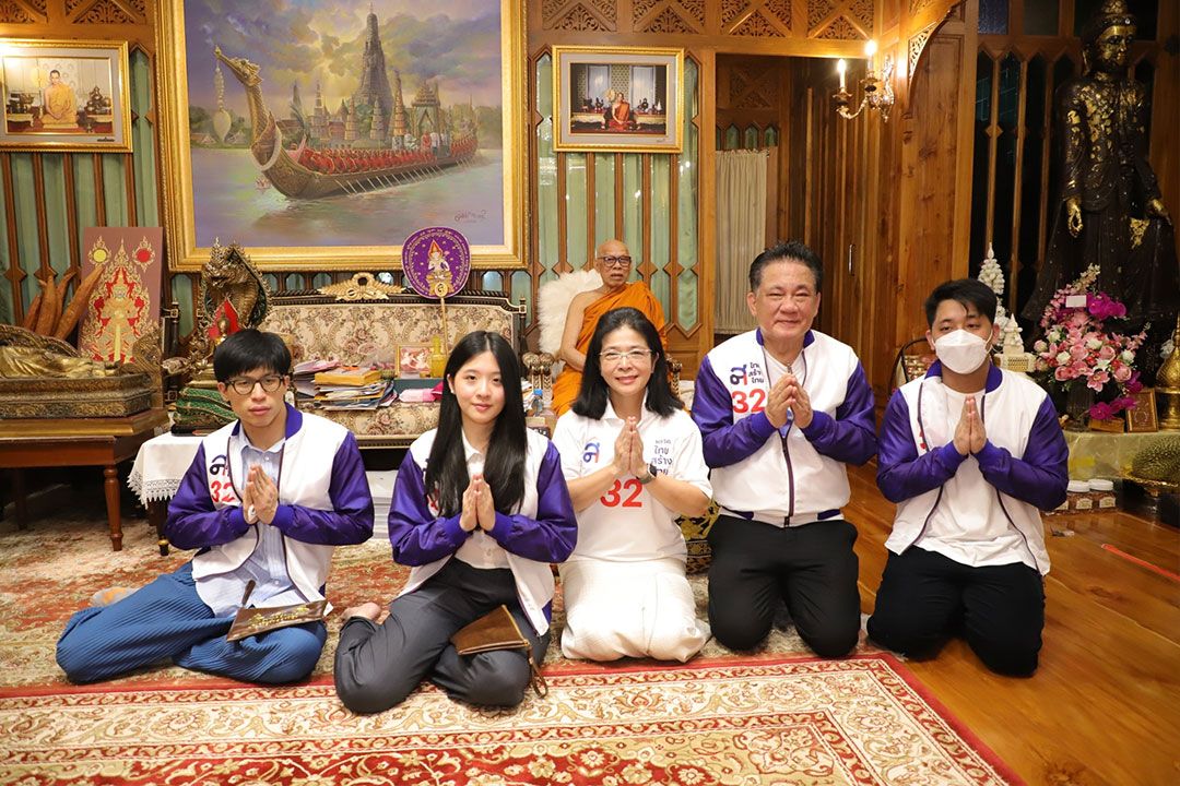 'หญิงหน่อย'ใช้วันเบาๆ ช่วงหยุดสงกรานต์ พาครอบครัวกราบพระขอพรวัดไตรมิตร