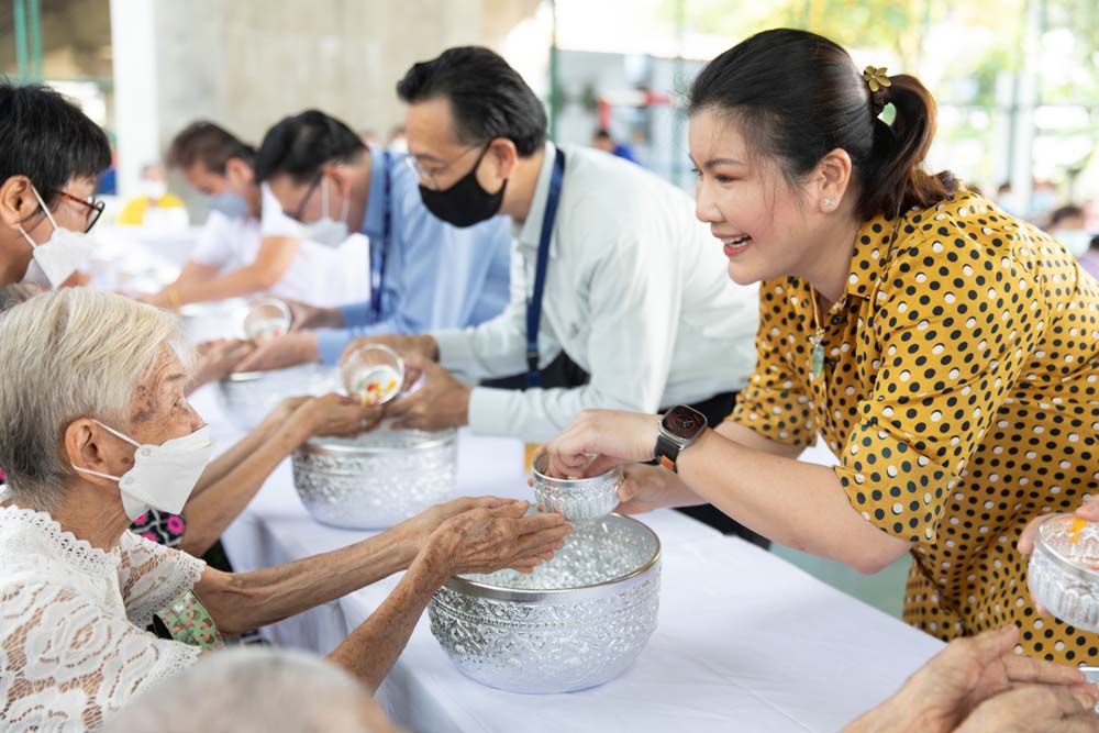 โซไซตี้ : ‘บีทีเอส’ ส่งความสุข...ปีใหม่ไทย  สานต่อน้ำใจให้ชุมชนบ้านแบบ เขตสาทร