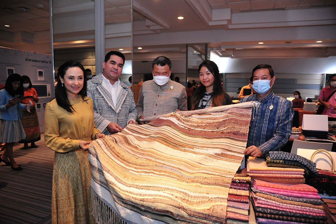 ปลัดมท.นำผู้ทรงคุณวุฒิ ลงพื้นที่โค้ชชิ่งผ้าลายพระราชทานผ้าลายดอกรักราชกัญญา