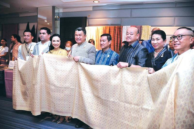 น้อมนำขยายผลพระดำริ  ‘ผ้าลายดอกรักราชกัญญา’  ปลัดมท.นำลงพื้นที่โค้ชชิ่งอีสานใต้