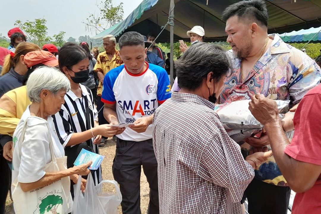 เศรษฐีปราจีนใจบุญแจกข้าวสาร-เงินทำบุญให้บรรพบุรุษ เผยปีนี้ทำเป็นปีที่ 3