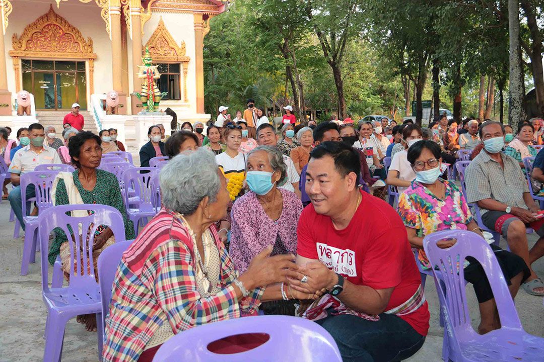 'กาฬสินธุ์'หาเสียงคึกคัก! ผู้เฒ่าผูกฝ้ายแดงรับขวัญ'พลากร'เพื่อไทย