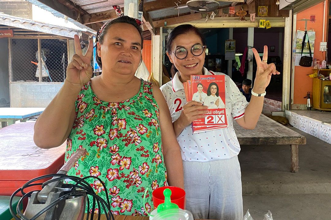 ‘มนพร’ผู้สมัครสส.นครพนม‘เพื่อไทย’เดินเท้าหาเสียงเคาะประตูบ้าน ปลุกแลนด์สไลด์ 4 เขต