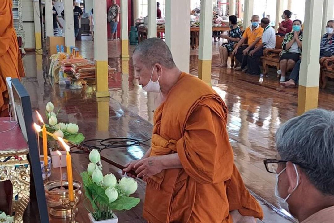 คณะศิษย์ร่วมทำบุญอายุวัฒนมงคล 69 ปีเจ้าอาวาสวัดเขาคอกมอบโลงศพ 50 โลงให้ 5 วัดในนครนายก