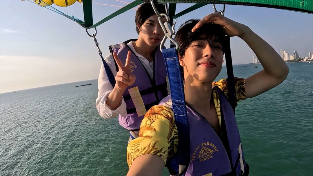 ‘หล่งลี’-‘แฟรงค์’ ซ่ากลางทะเล เล่น Parasailing ครั้งแรกในชีวิต
