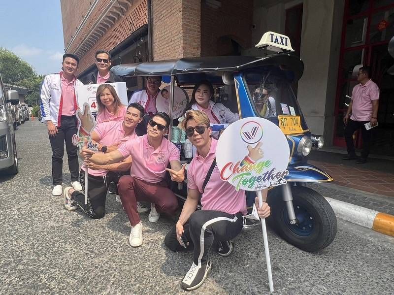 'มาดามหยก-กชพร'ซิ่งตุ๊กตุ๊ก...นำทีมดารานักแสดง Change Together เข้าร่วมเสวนา 'The Choice เลือกตั้ง 2566 @CMU'