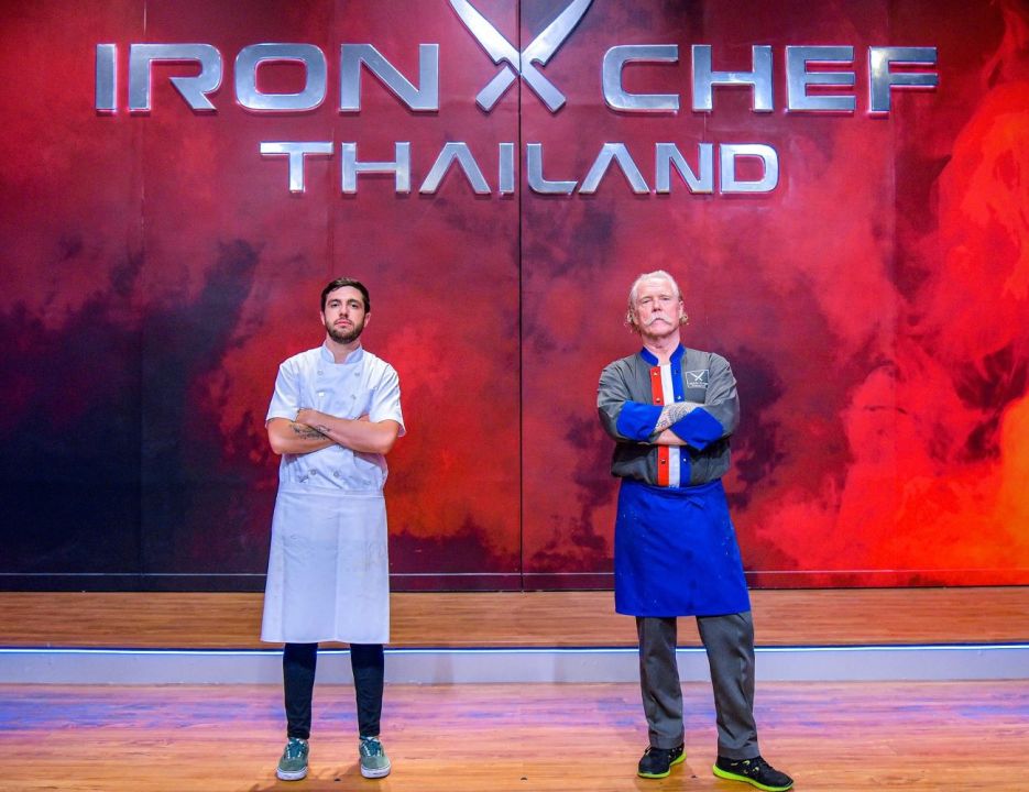 Iron Chef Thailand สุดเดือด!! เก่งเล็กปะทะเก่งใหญ่  'เชฟสตีฟ ดูคาคิส' เปิดศึกแห่งศักดิ์ศรี 'เชฟมาร์ติน บลูโนส'