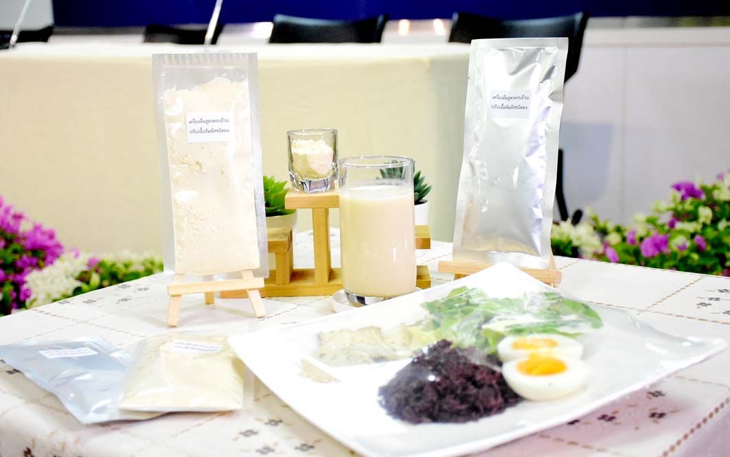 ทีมนักวิจัยโภชนาการ ม.มหิดล พัฒนาเครื่องดื่มสูตรครบถ้วน  กินแทนมื้ออาหาร ลดเสี่ยงขาดสารอาหารในผู้สูงอายุ