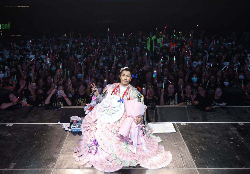 ‘ตรี ชัยณรงค์’ อึ้ง!! แฟนคลับมอบของขวัญ ในคอนเสิร์ต ‘หาแสง’