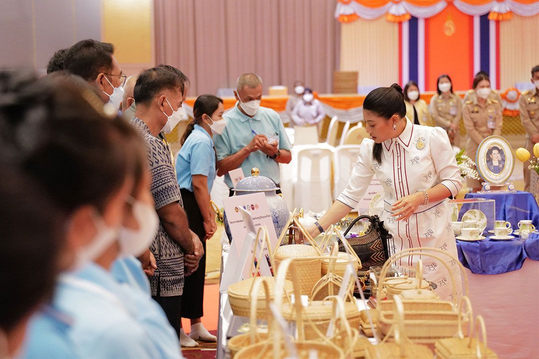 เจ้าฟ้าสิริวัณณวรีฯ ทอดพระเนตรนิทรรศการการจัดแสดงและจำหน่ายผลิตภัณฑ์ผ้าไทย