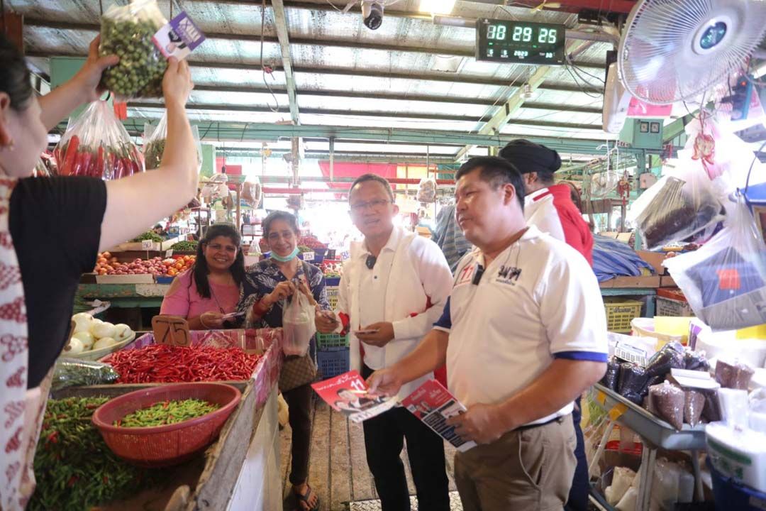 'สมศักดิ์'ควง'บิ๊กเบญ'ปิ้งหมูย่าง หาเสียงตลาดคลองเตย ขอเลือกตั้งให้หมูตามไปด้วย