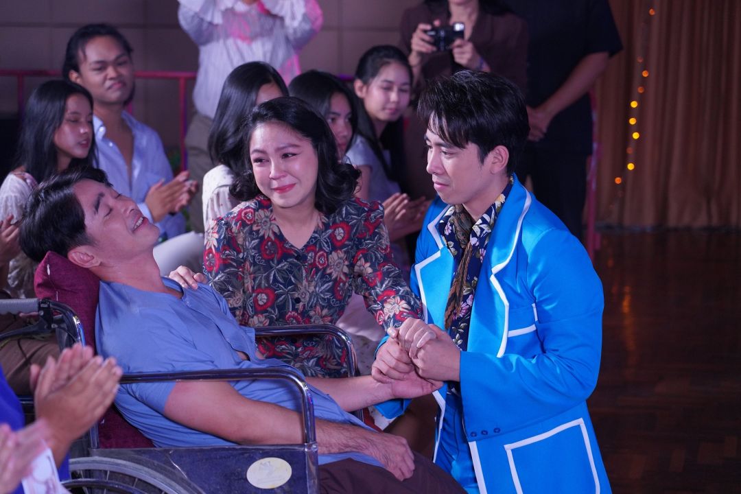 ซึ้งน้ำตาไหล 'เบิ้ล'ก้มกราบ 'ลิฟท์ – จอย' ด้วยรักและเคารพ