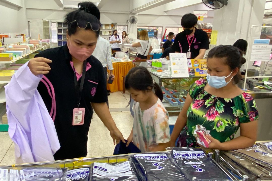 'องค์การค้า' จัด 'Back to School' หั่นราคาชุดนักเรียน 50% เริ่มต้นที่ตัวละ 30 บาทเท่านั้น