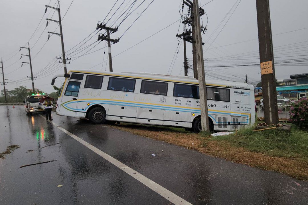 ฝนตกรถทัวร์'ระยอง-น่าน'ไถลลื่น โชคดีผู้โดยสารปลอดภัย