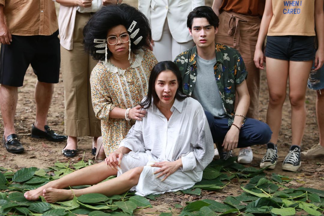 'แพท-ไนกี้' ถึงเวลาต้องจาก... จูบลาส่งท้าย 'ครูเพ็ญศรีกับเลดี้ปอบ'