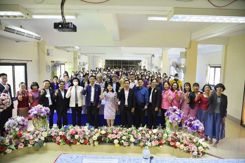 มอบนโยบายครูบางกระทุ่ม พร้อมเปิดภาคเรียน