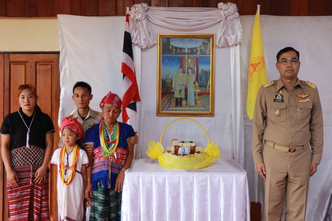 โปรดเกล้าฯให้ผู้ว่าฯแม่ฮ่องสอน เชิญตะกร้าสิ่งของพระราชทาน มอบให้ญาติ 'ส.อ. สมหมาย นาคสืบวงศ์'