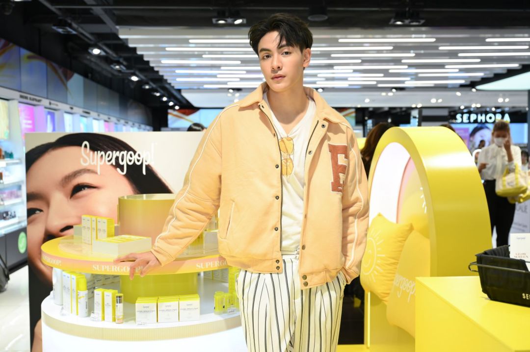 หนุ่มฮอต ‘จุง-อาเชน’ ร่วมอวดลุคผิวโกลว์ท้ายูวี ในงาน ‘Supergoop! Glowscreen Launchpad’