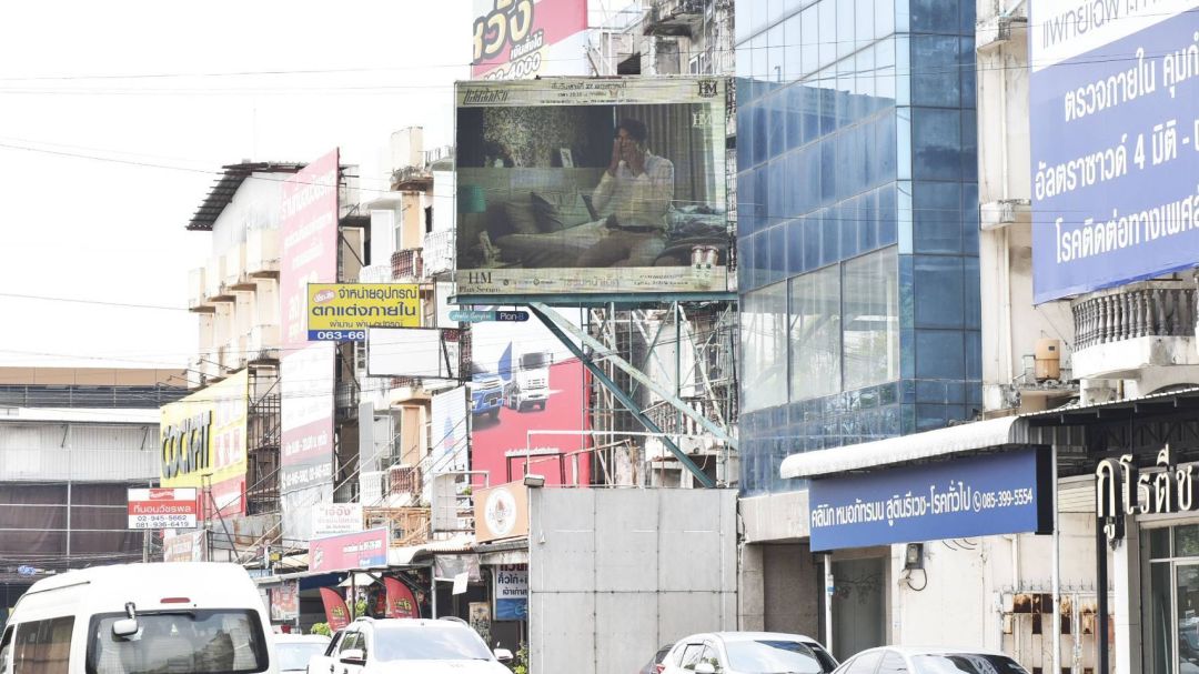 กระหึ่มทั่วกรุง!'แสงส่องรัก The Luminous Solution'ซีรีส์วาย2023 ตั้งจอ LED โปรโมท 30 แห่งทั่วกรุงเทพฯ