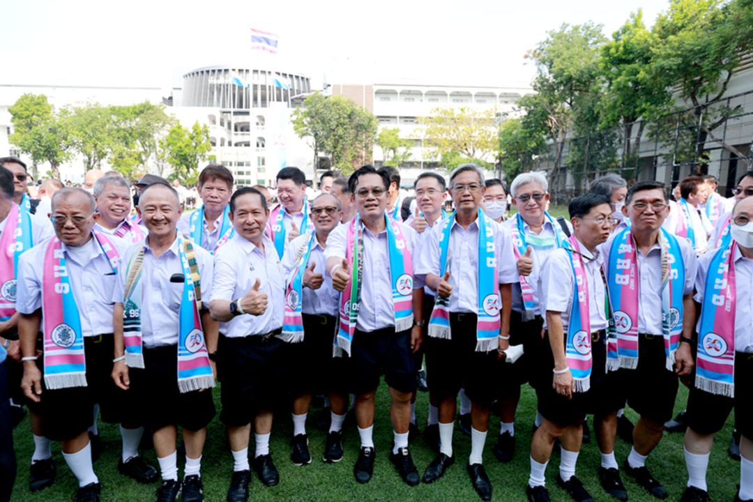 รุ่นพี่สวนกุหลาบรุ่น 96  แต่งชุดนักเรียน ต้อนรับน้องม.1