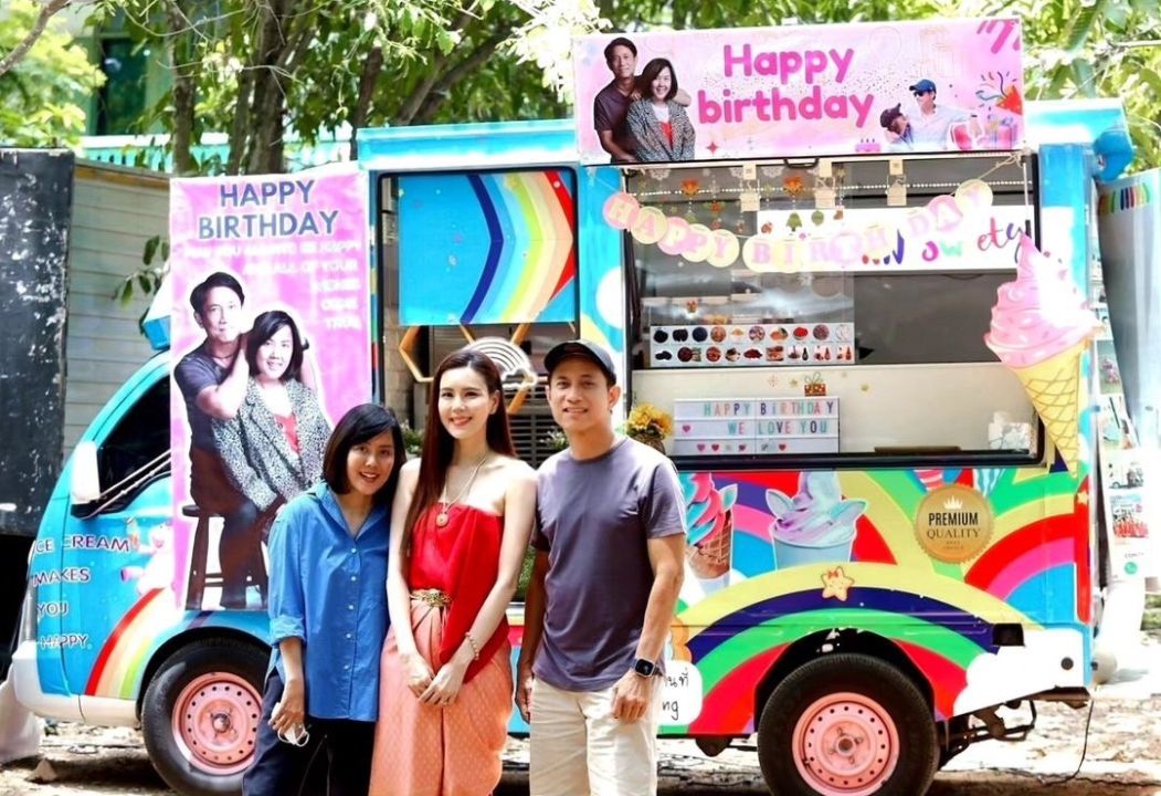 เป็นที่รักของทุกคนในกองถ่าย !! 'เจี๊ยบ'จัดบิ๊กเซอร์ไพรส์วันเกิดเหมาฟู้ดทรัคให้'หน่อย สุนทรา'กลางกอง 'รอยรักรอยบาป'