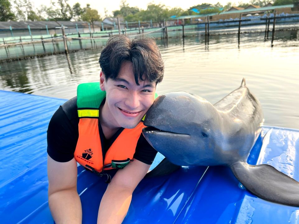 'ป๊อด' ฟิตจัด ไม่ไล่ไม่เลิก! ฟินคูณ 2 ควงน้องเล่นน้ำ