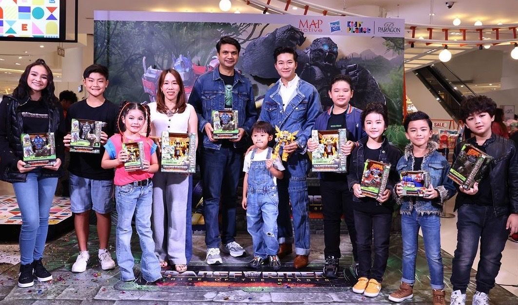 'ดร.อั๋น ภูวนาท'ควงลูกชาย 'น้องพอล ภูริท' และเหล่าซุปตาร์เด็กร่วมเปิดตัวของเล่นหุ่นยนต์แปลงร่าง