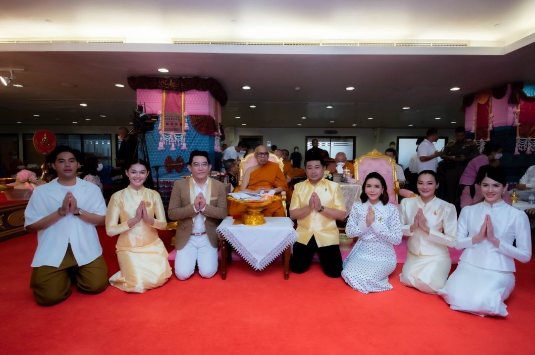 'กิ๊ก มยุริญ – ท๊อป จรณ – นุ้ย เกศริน'  ร่วมงานบุญ ณ วัดไตรมิตรฯ กรุงเทพฯ