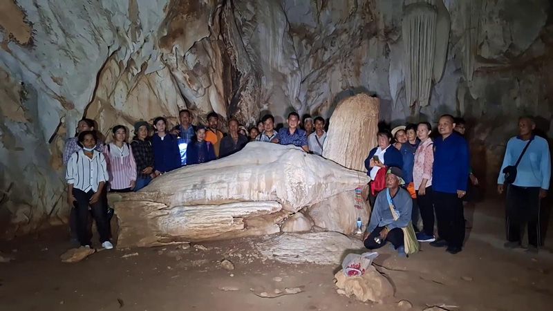 นายอำเภอ บ้านไร่  สำรวจถ้ำหอยสังข์  ชูเป็นสถานที่สำคัญ