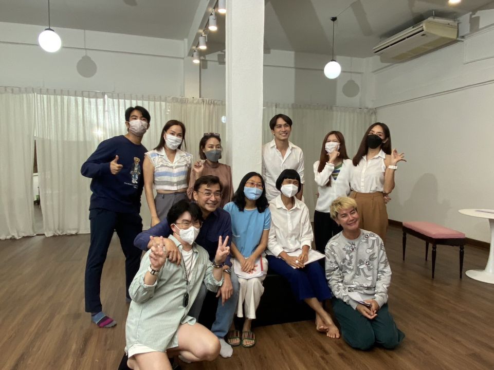 'ก้อง ปิยะ'บุกหลังเวที 'อลหม่านหลังบ้านทรายทอง'ล้วงความลับ ! เรื่องหัวใจ 'จอย รินลณี'งานนี้สะดุ้ง