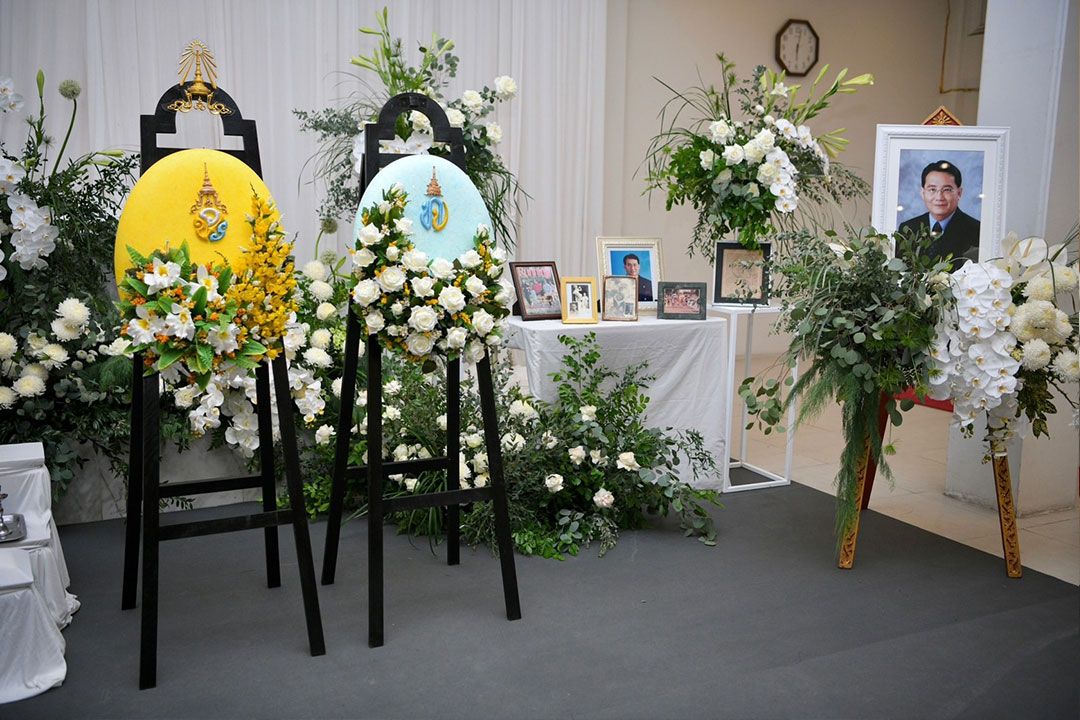 'ในหลวง'โปรดเกล้าฯพวงมาลาพระราชทานวางหน้าโกศอัฐิ ศ.นพ.อุดมศิลป์ ศรีแสงนาม